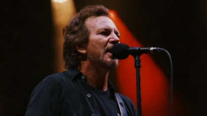 PEARL JAM Cancels Vienna Concert After EDDIE VEDDER's Voice Is 'Damaged' By 'Dust And Smoke' From France's Wildfires